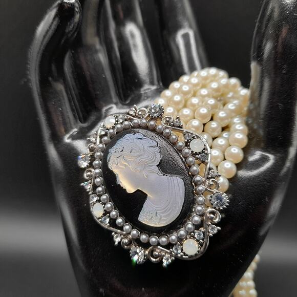 Carolee Cameo Faux Pearl Bracelet, Magnetic Clasp, Glass Cameo Rhinestones - Picture 4 of 11